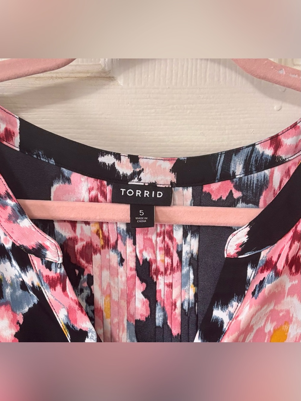🖤🩷 Torrid Black and Pink Floral Top - Picture 9 of 12